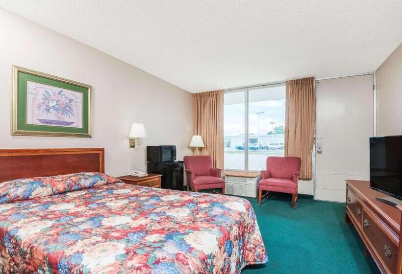 キングサイズベッドのスタンダードルーム, Knights Inn Wabash