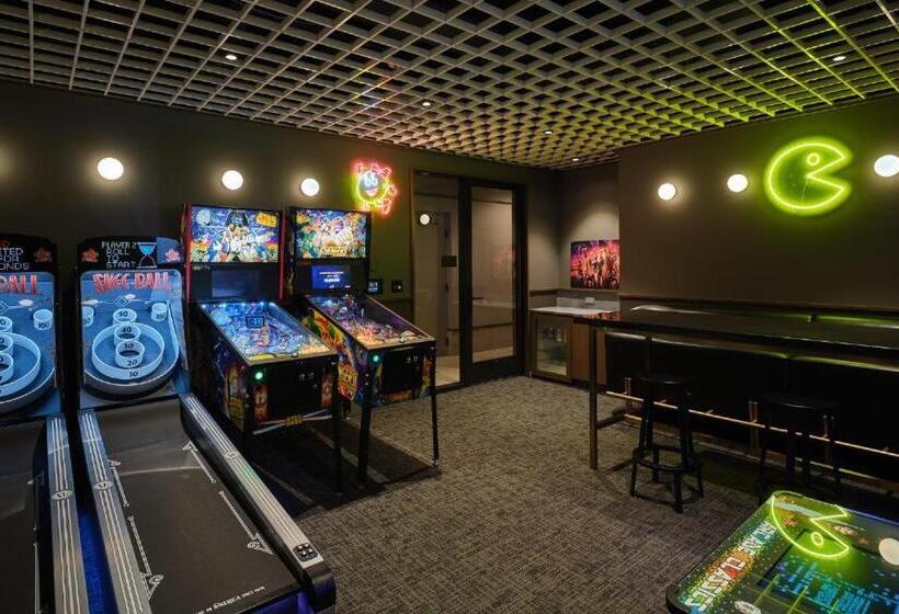 סוויטה, Level Chicago River North