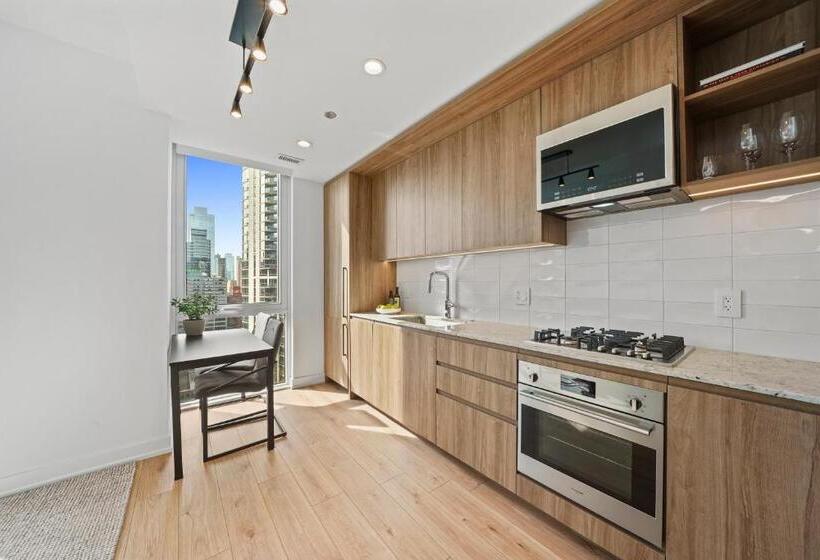 סוויטה, Level Chicago River North