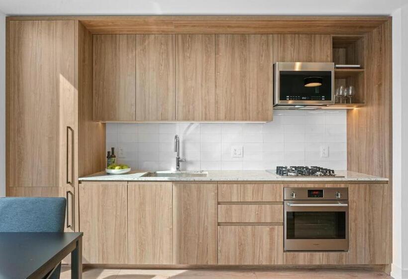 סוויטה, Level Chicago River North