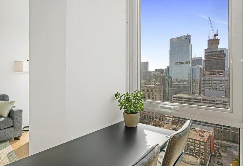 Suite, Level Chicago River North