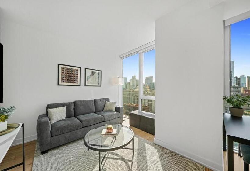 סוויטה, Level Chicago River North