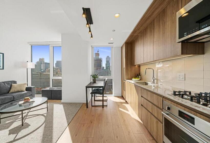 סוויטה, Level Chicago River North