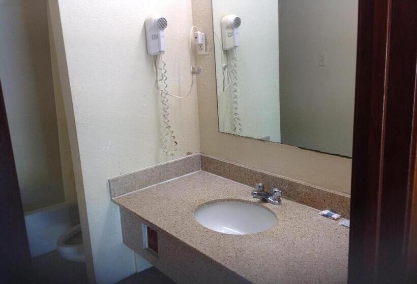 חדר סטנדרט עם מיטת קינג, Summit Inn   Dayton