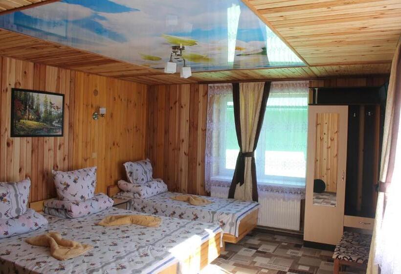 Трехместный Номер Стандарт с Балконом, Zustrizh U Leva