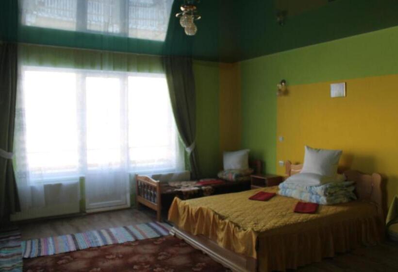 חדר סטנדרט לארבעה, Zustrizh U Leva