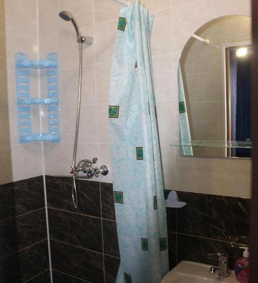 חדר סטנדרט לארבעה, Zustrizh U Leva