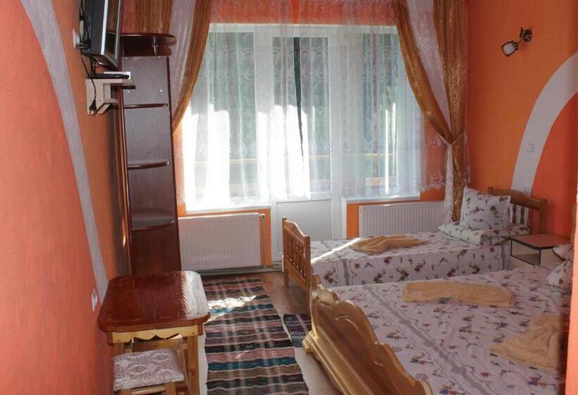 חדר סטנדרט לשלושה עם מרפסת, Zustrizh U Leva