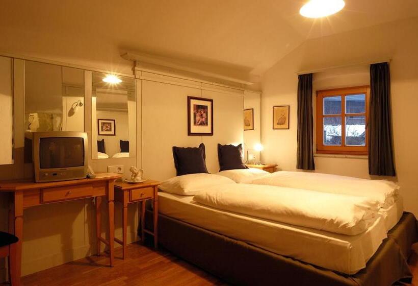 شقة غرفة واحدة, Pension Grünbacher