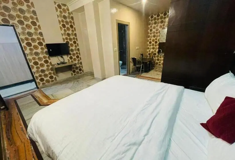 اتاق لوکس, Alpine By The Golden Taj Group And Hotels