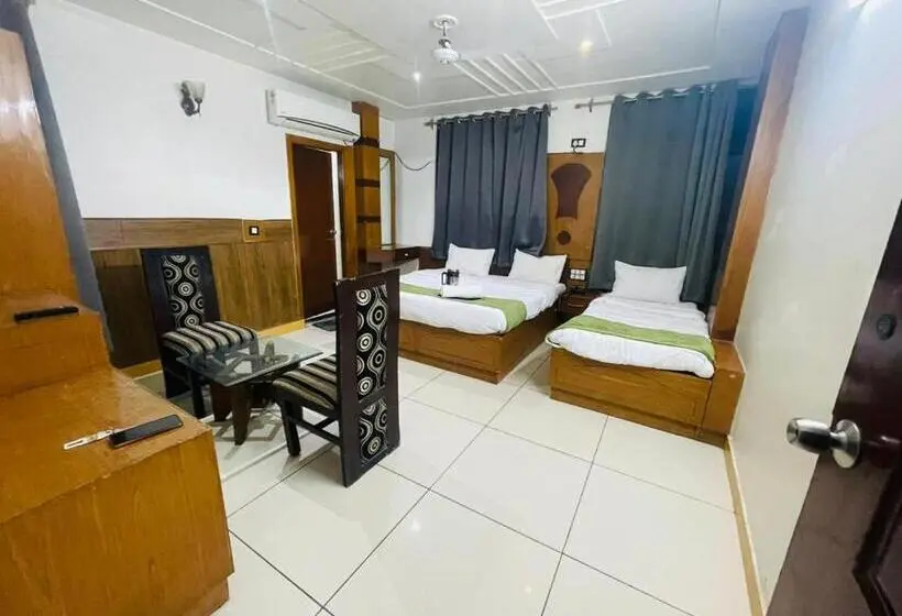اتاق سوپریور با تخت بزرگ, Alpine By The Golden Taj Group And Hotels