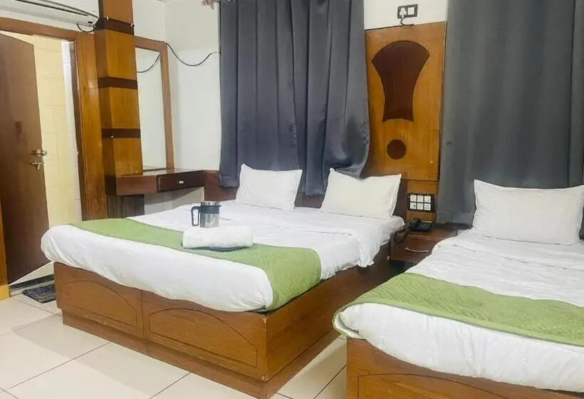 اتاق سوپریور با تخت بزرگ, Alpine By The Golden Taj Group And Hotels