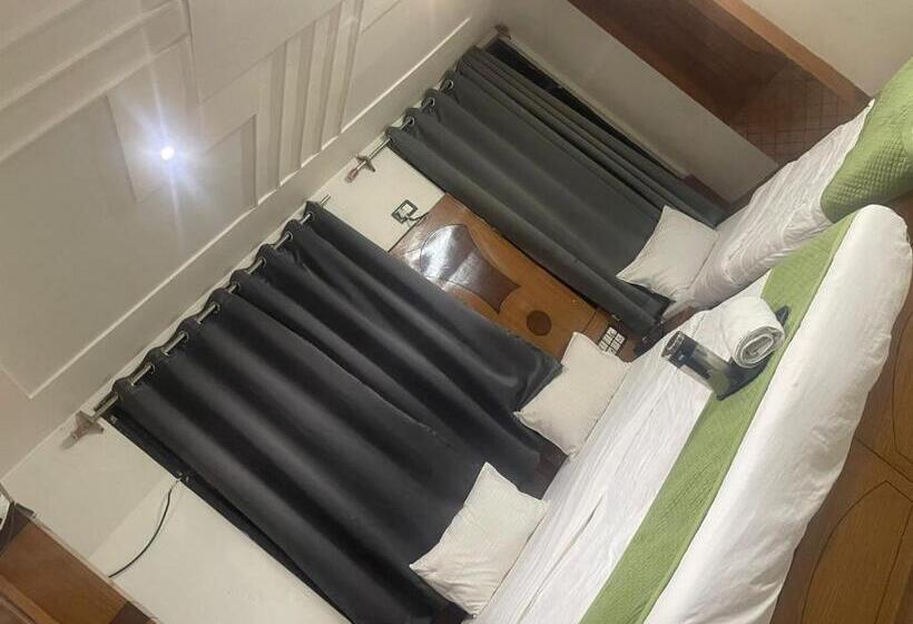 Superior-huone King-vuode, Alpine By The Golden Taj Group And Hotels