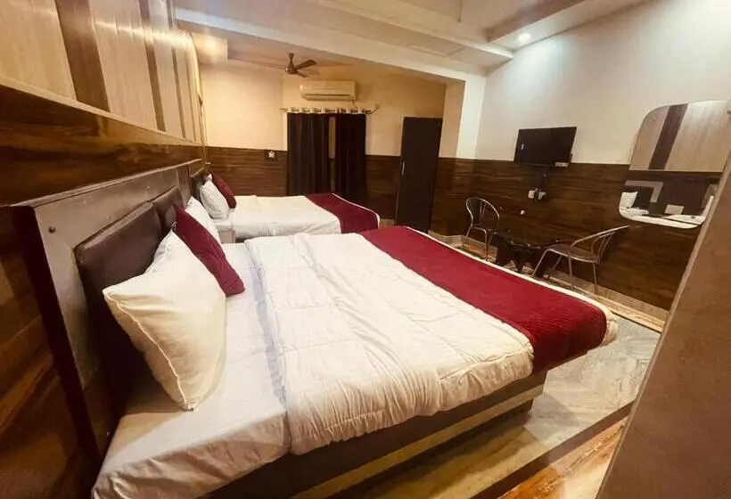 اتاق سوپریور با تخت بزرگ, Alpine By The Golden Taj Group And Hotels