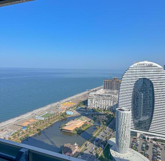 سوییت خانوادگی, Batumi Floor40