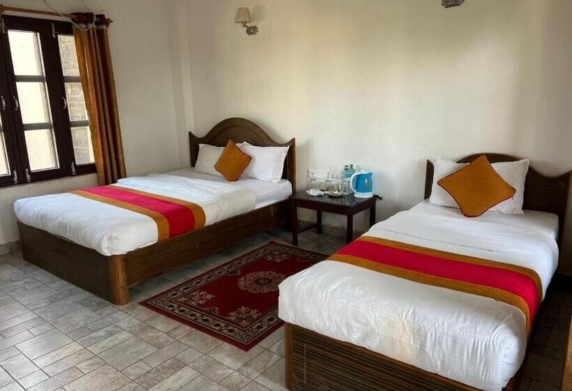 اتاق استاندارد با بالکن, Sauraha Bnb