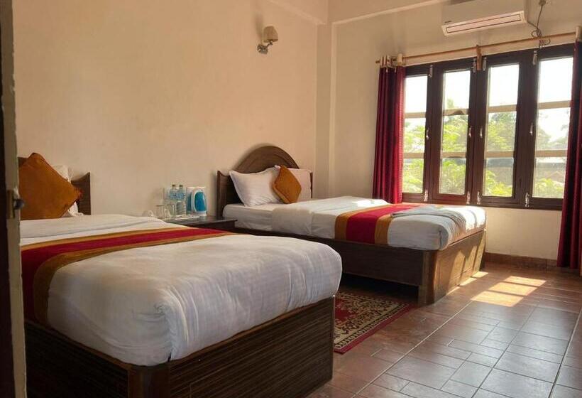 اتاق لوکس با بالکن, Sauraha Bnb