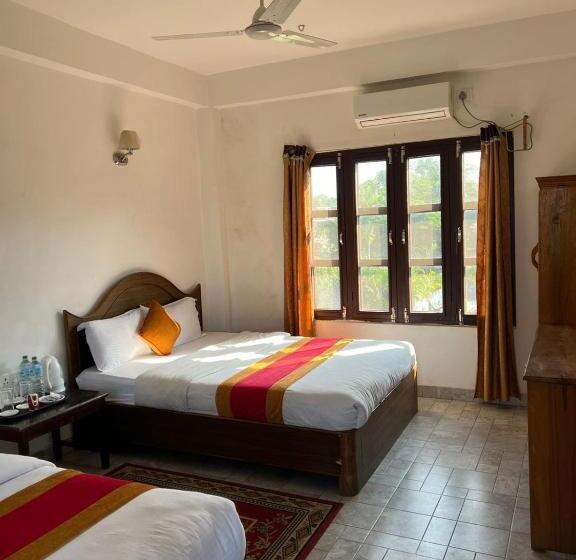 اتاق لوکس با بالکن, Sauraha Bnb