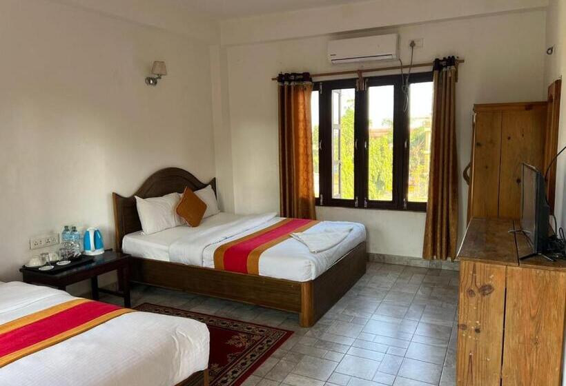 اتاق لوکس با بالکن, Sauraha Bnb