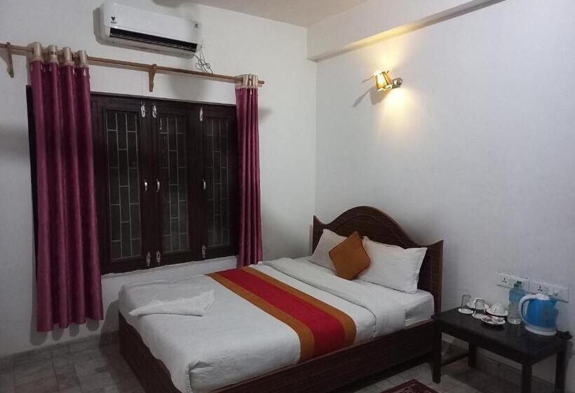 اتاق لوکس با بالکن, Sauraha Bnb