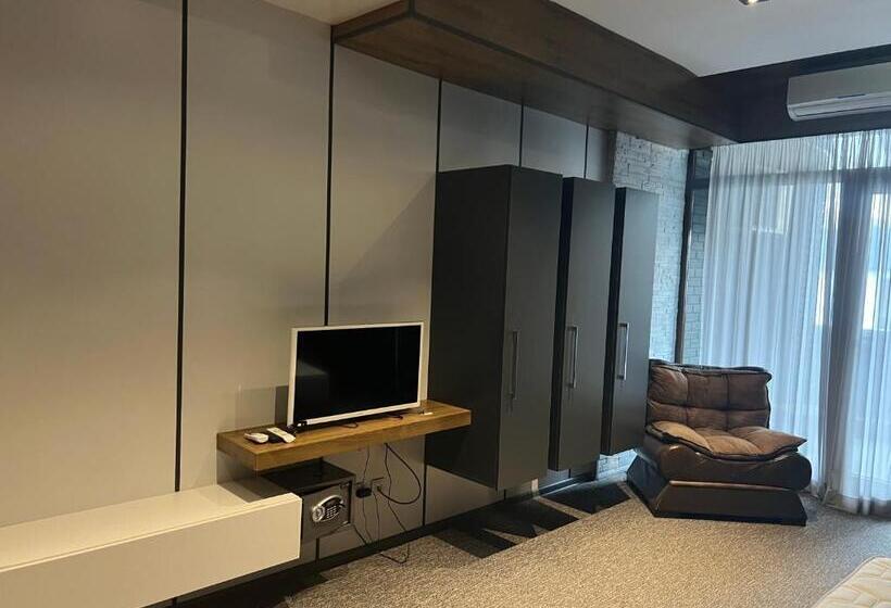 اتاق استاندارد سه تخته با بالکن, Kent Hotel & Restaurant Kent Beach