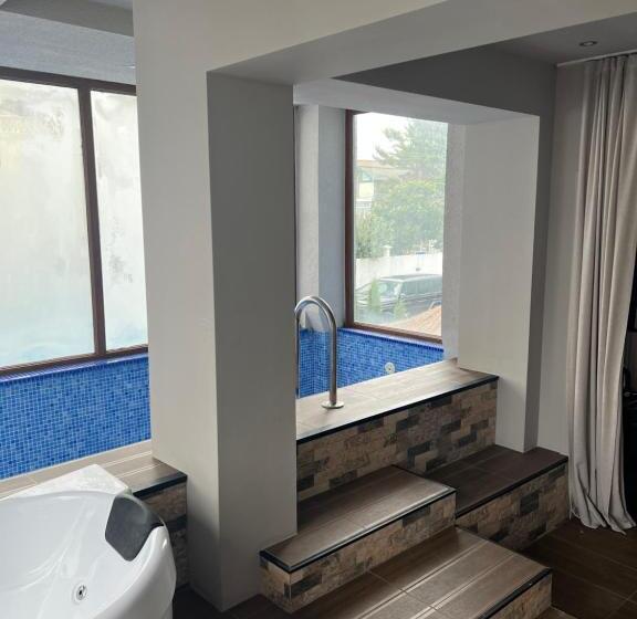 سوییت با استخر, Kent Hotel & Restaurant Kent Beach