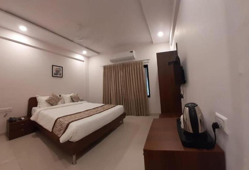 Люкс, Chandanvan Club & Resort
