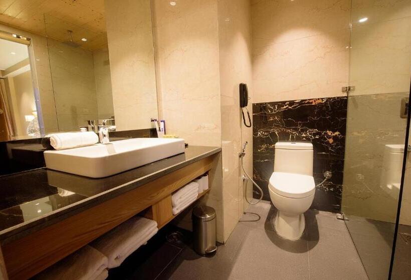 غرفة ديلوكس مزودة بشرفة, Naturevilas Sarovar Portico   Centrally Heated
