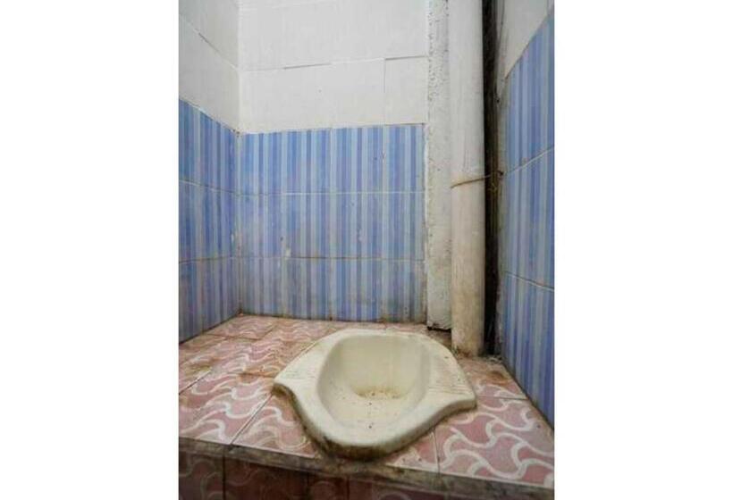 스탠다드 룸 킹사이즈 침대, Oyo Life 93061 Kost Vicky Syariah
