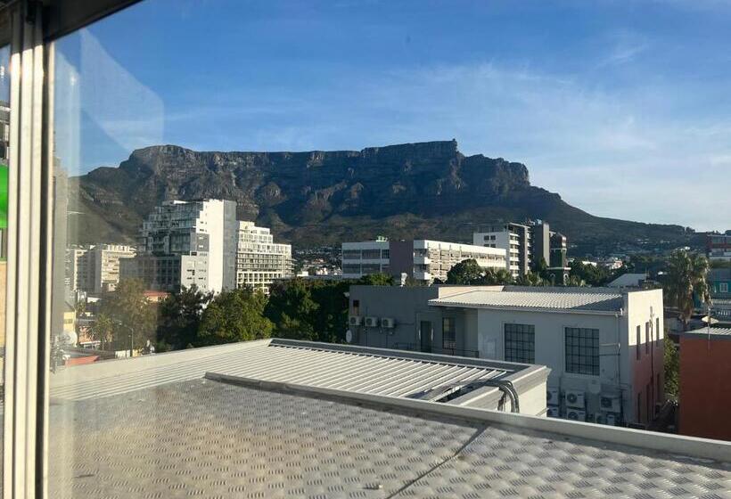 סוויטה משפחתית, M & B Backpackers