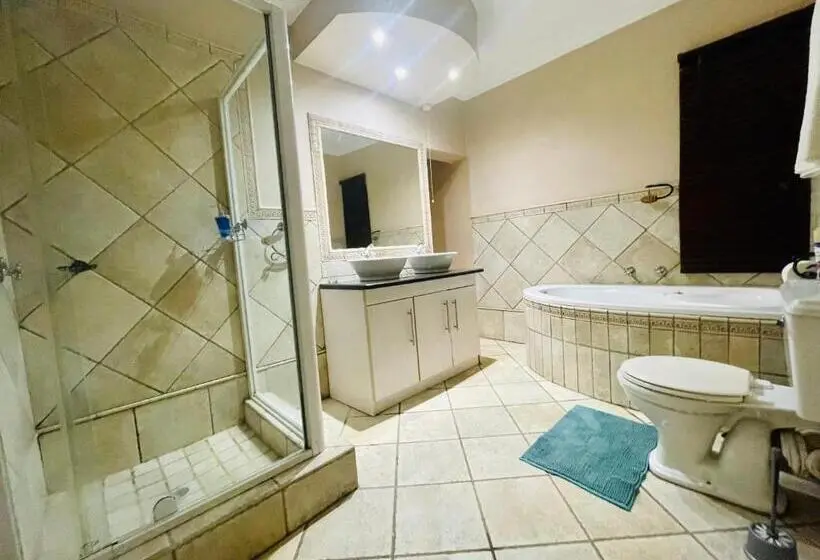 اتاق استاندارد با چشم‌انداز دریاچه, The Yacht House
