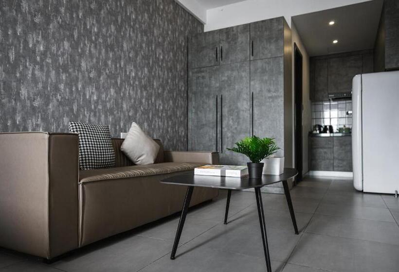 חדר דלוקס עם מרפסת, M Residence Hotel And Serviced Apartment