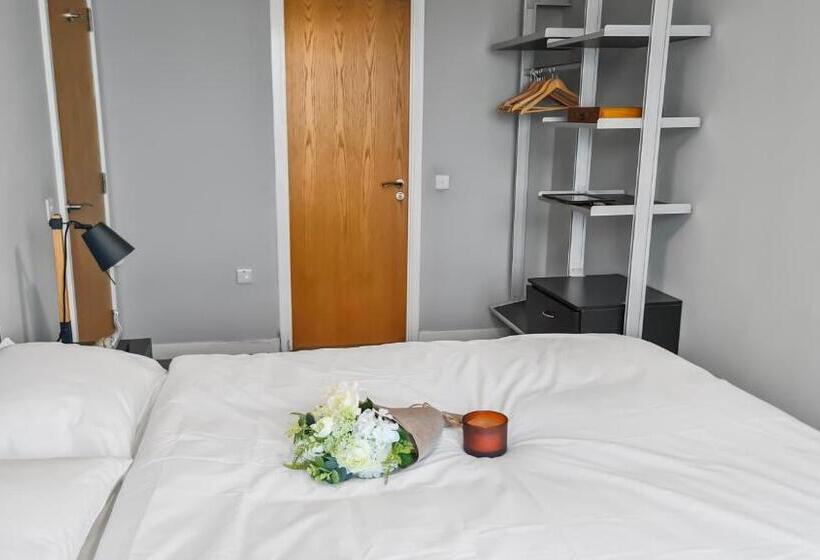 Standardrum King Size Säng, River View Ensuite Private Room In Shared Apartment