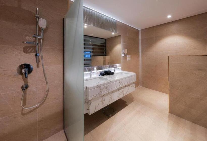 سوئیت با وان آب گرم, القصر الكورنيش