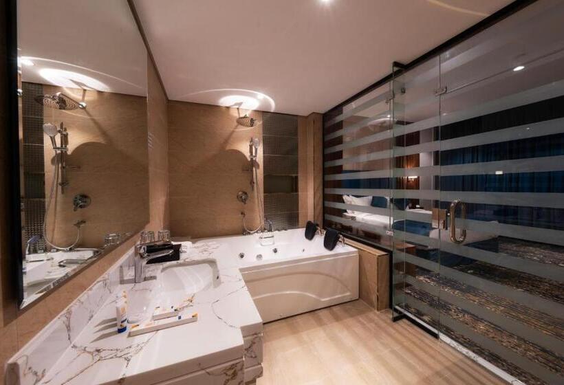 سوئیت با وان آب گرم, القصر الكورنيش