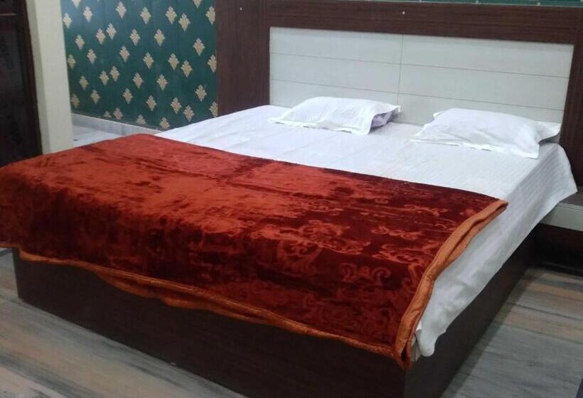 Classic Kolmen Hengen Huone, O C.m Paradise