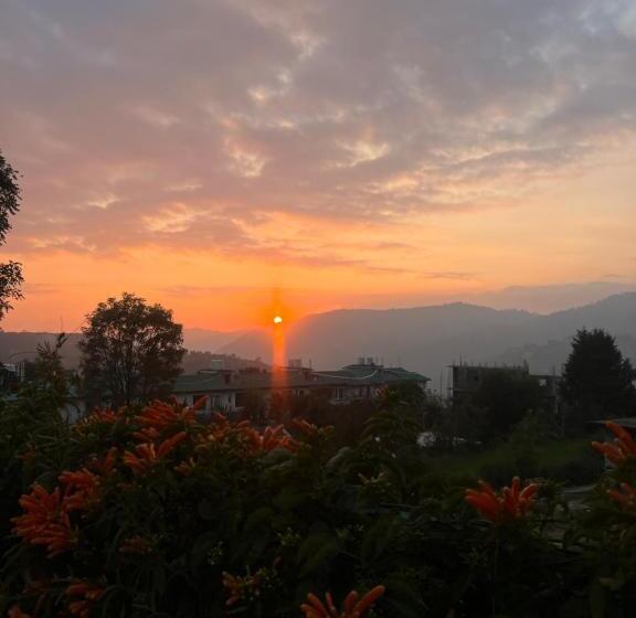 חדר אקונומי, Sunrise By Namastexplorer