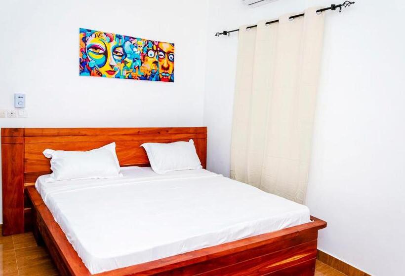 اتاق استاندارد سه نفره, The Champion Hôtel