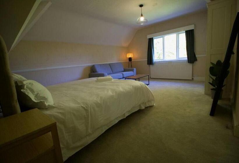 اتاق خانوادگی با چشم‌انداز باغ, Mossley Hill Retreat