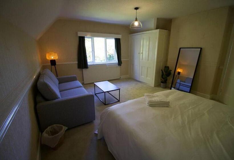 اتاق خانوادگی با چشم‌انداز باغ, Mossley Hill Retreat