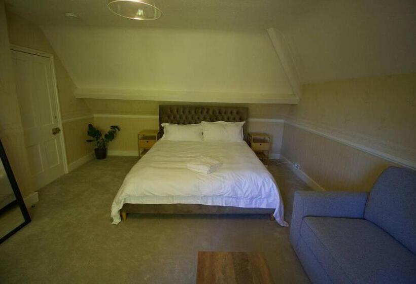 اتاق خانوادگی با چشم‌انداز باغ, Mossley Hill Retreat