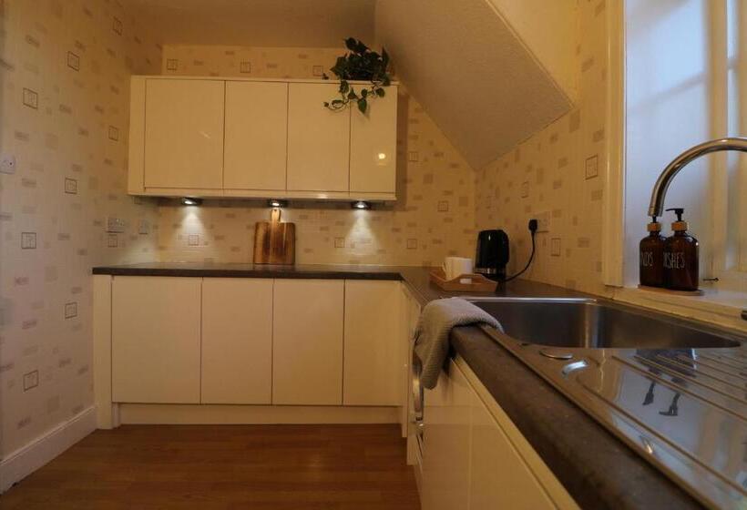 اتاق خانوادگی با چشم‌انداز باغ, Mossley Hill Retreat