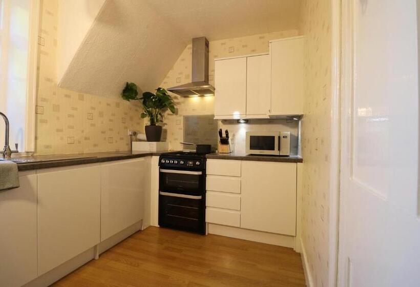 اتاق خانوادگی با چشم‌انداز باغ, Mossley Hill Retreat