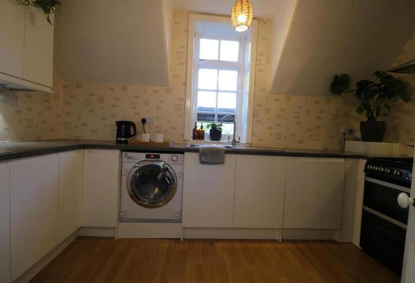 اتاق خانوادگی با چشم‌انداز باغ, Mossley Hill Retreat
