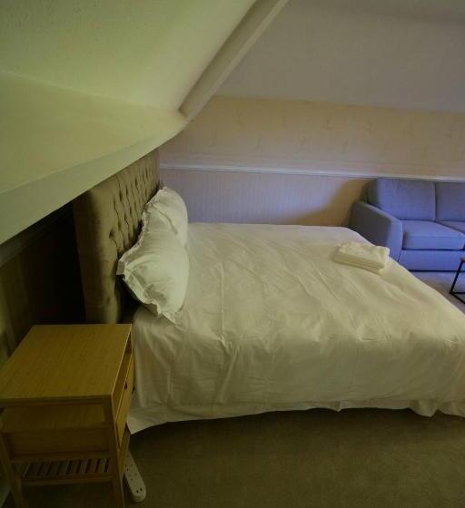 اتاق خانوادگی با چشم‌انداز باغ, Mossley Hill Retreat