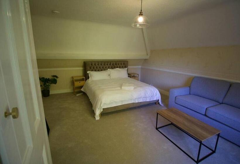 اتاق خانوادگی با چشم‌انداز باغ, Mossley Hill Retreat