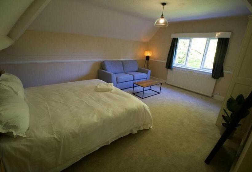 اتاق خانوادگی با چشم‌انداز باغ, Mossley Hill Retreat