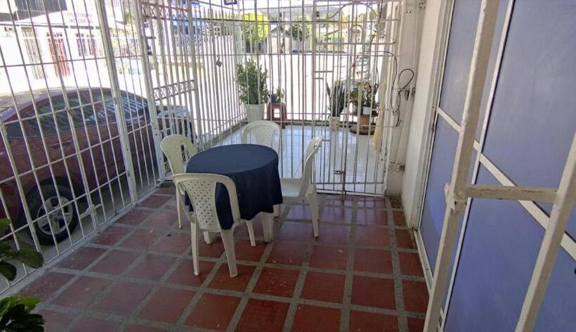 شقة غرفة واحدة, Habitación Hostal