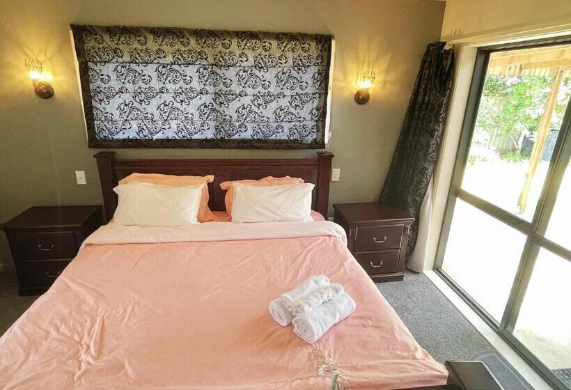 Standardrum, Lovely Master Room With Private Bathroom