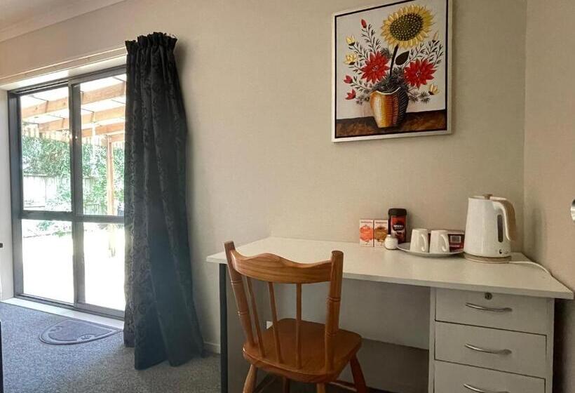 Standardrum, Lovely Master Room With Private Bathroom